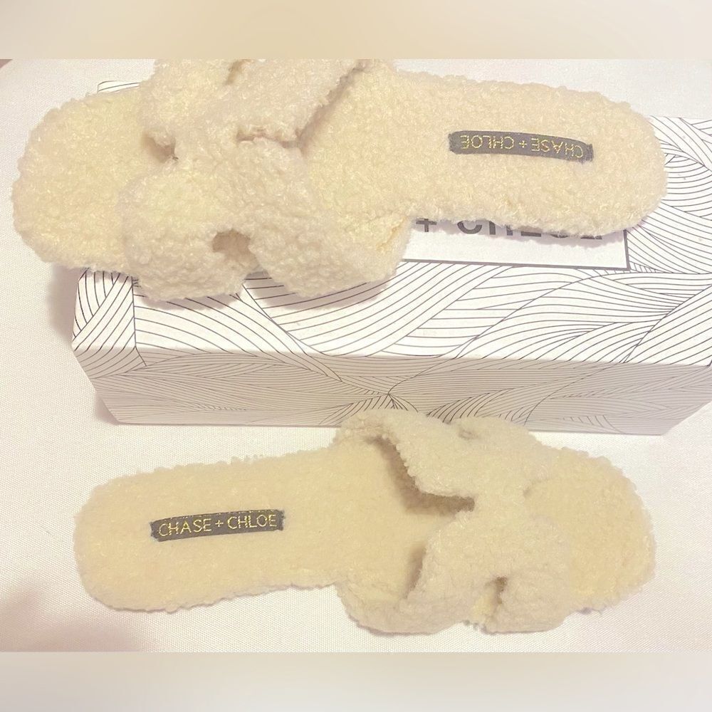 🛍️Chase +Chloe Beige size:9 Cosy Slippers feature a super cushy footed 💥